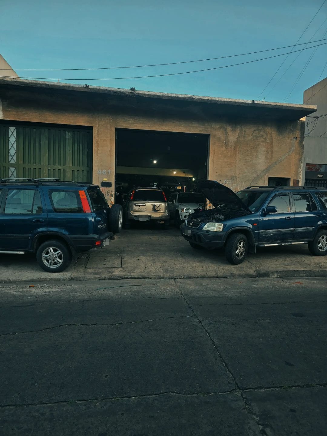 Fachada real del taller Mecánica Launa con varios vehículos Honda